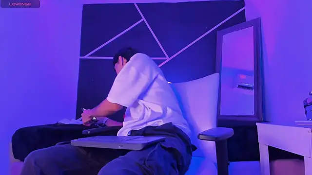 Snapshot of LIAM_STONNE_ chatting on 10/31/25, 08:21 LIAM STONNE online show from 10/31/25, 08:21