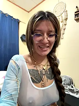 Snapshot of xsuusy chatting on 10/27/25, 11:52 xsuusy online show from 10/27/25, 11:52