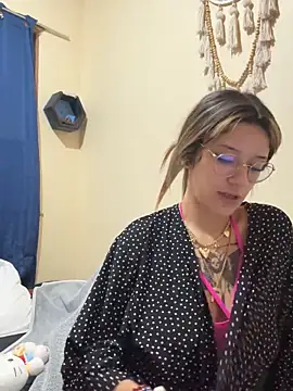 Snapshot of xsuusy chatting on 10/28/25, 10:01 xsuusy online show from 10/28/25, 10:01