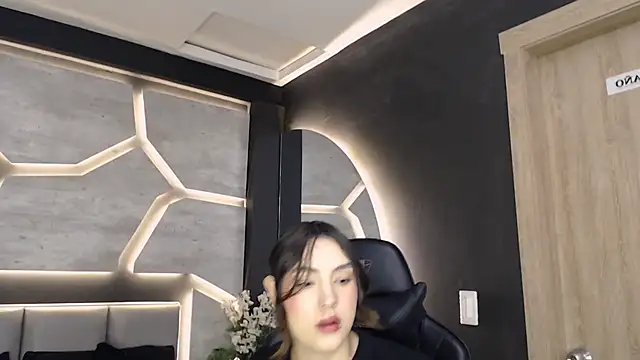 DakotaRussell  online show from 12/02/25, 11:04