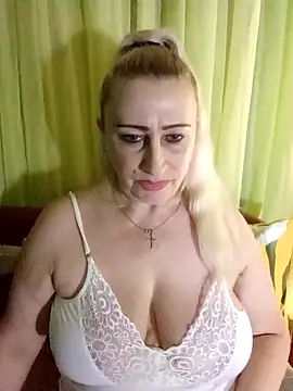 Snapshot of Esenia505 chatting on 02/01/26, 07:40 Esenia505 online show from 02/01/26, 07:40