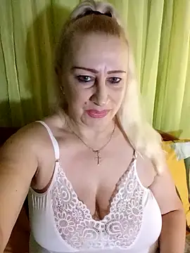 Snapshot of Esenia505 chatting on 02/03/26, 04:43 Esenia505 online show from 02/03/26, 04:43