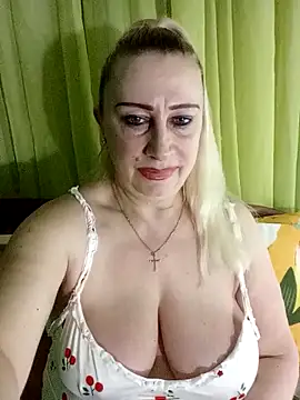 Snapshot of Esenia505 chatting on 04/22/26, 02:58 Esenia505 online show from 04/22/26, 02:58