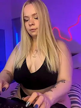 Snapshot of LisaCandy1 chatting on 12/03/25, 04:38 LisaCandy1 online show from 12/03/25, 04:38