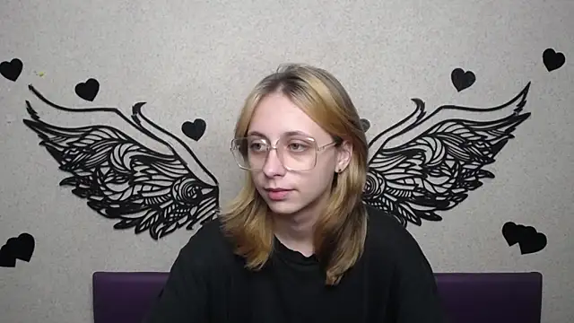 TracyLll online show from 11/22/25, 11:53