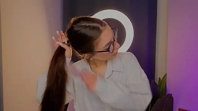 LauraHansil online show from 04/15/26, 07:58