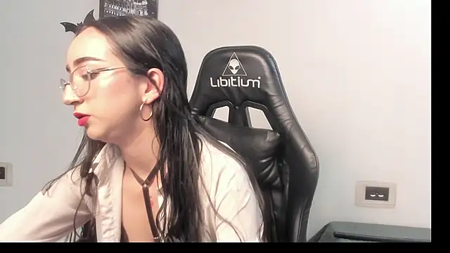 Snapshot of LindsayWild chatting on 11/03/25, 06:42 LindsayWild online show from 11/03/25, 06:42