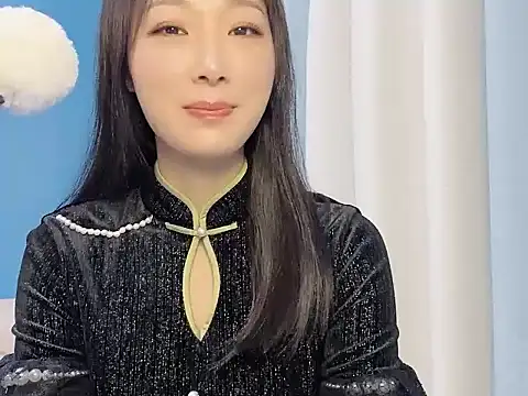 Snapshot of ella55-- chatting on 11/10/25, 03:27 ella55-- online show from 11/10/25, 03:27