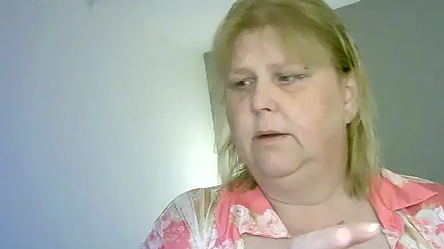 Snapshot of Sylviastar46 chatting on 05/15/26, 04:58 Sylviastar46 online show from 05/15/26, 04:58