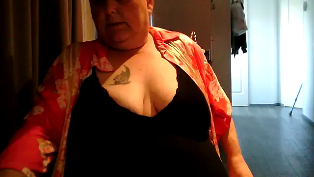 Snapshot of Sylviastar46 chatting on 06/04/26, 06:36 Sylviastar46 online show from 06/04/26, 06:36