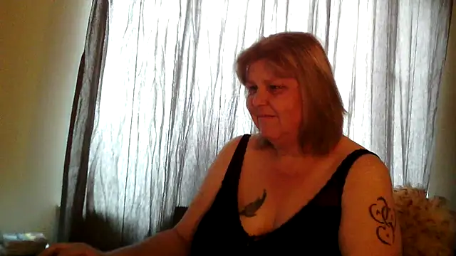 Snapshot of Sylviastar46 chatting on 06/10/26, 03:33 Sylviastar46 online show from 06/10/26, 03:33