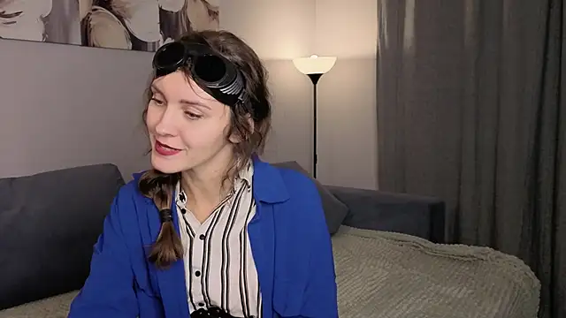 Snapshot of LauraYoungg chatting on 10/30/25, 07:47 LauraYoungg online show from 10/30/25, 07:47