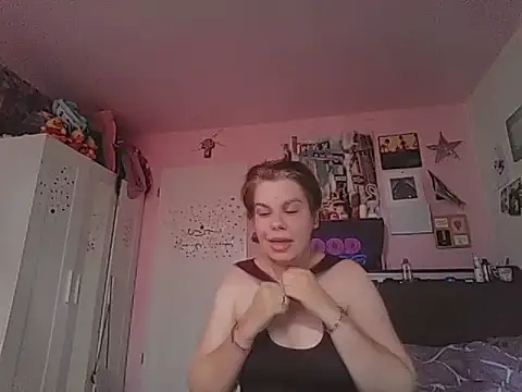 Snapshot of Carolineisback chatting on 06/18/26, 03:27 Carolineisback online show from 06/18/26, 03:27