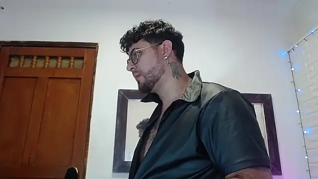 Snapshot of Andrew_Foxx1 chatting on 10/30/25, 02:18 Andrew Foxx1 online show from 10/30/25, 02:18