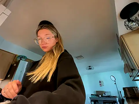 Snapshot of hatgirlsolo chatting on 11/29/25, 06:00 hatgirlsolo online show from 11/29/25, 06:00