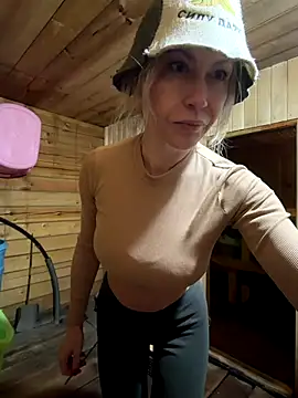 Snapshot of Elle_Milfa chatting on 12/18/25, 01:39 Elle Milfa online show from 12/18/25, 01:39