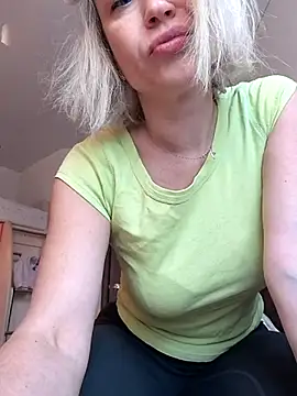 Snapshot of Elle_Milfa chatting on 02/05/26, 12:10 Elle Milfa online show from 02/05/26, 12:10