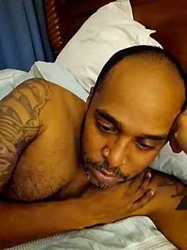 Snapshot of TraddyZaddy chatting on 10/31/25, 03:51 TraddyZaddy online show from 10/31/25, 03:51