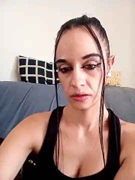 Snapshot of yummy_love chatting on 10/31/25, 02:18 yummy love online show from 10/31/25, 02:18