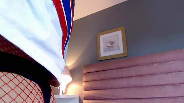 Snapshot of RavynRouge_ chatting on 12/15/25, 01:04 RavynRouge online show from 12/15/25, 01:04