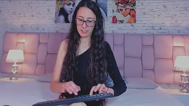 Snapshot of GirafMusic chatting on 11/15/25, 01:18 GirafMusic online show from 11/15/25, 01:18