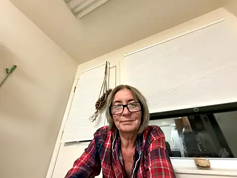 Snapshot of Fargo488 chatting on 10/31/25, 03:40 Fargo488 online show from 10/31/25, 03:40