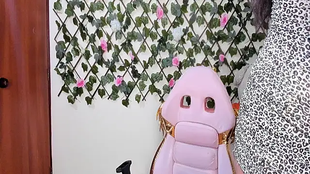 melani ferraraa  online show from 11/16/25, 06:30