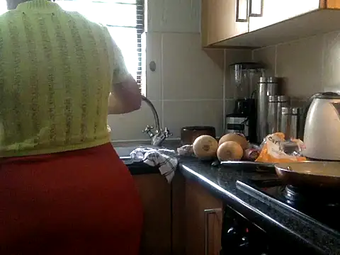 Snapshot of NewBeginnings8 chatting on 11/01/25, 11:23 NewBeginnings8 online show from 11/01/25, 11:23