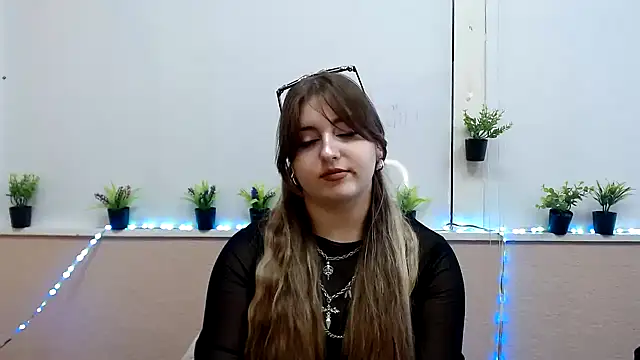 Snapshot of Dance__Queen chatting on 11/03/25, 11:55 Dance Queen online show from 11/03/25, 11:55