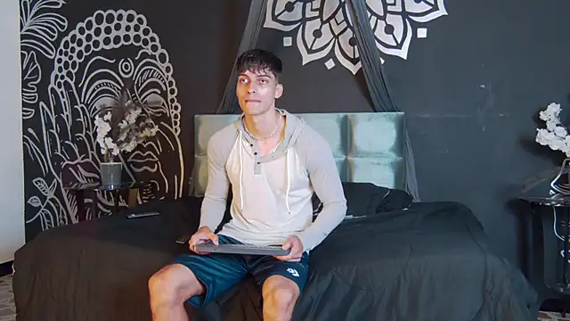 AlessioVitale online show from 11/06/25, 12:39