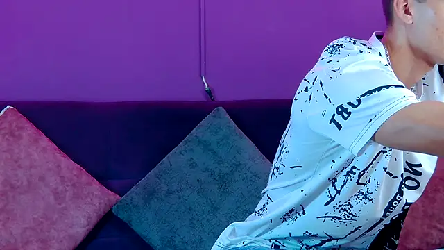 AlessioVitale online show from 11/30/25, 01:37