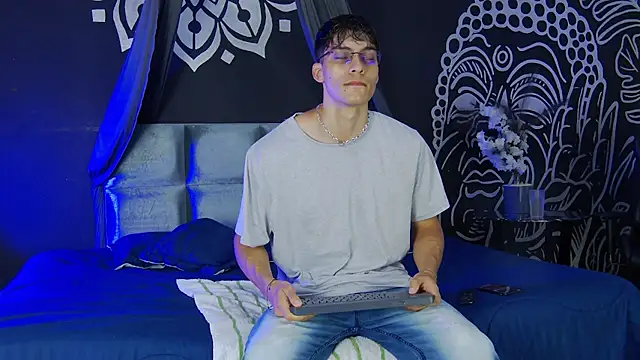 AlessioVitale online show from 12/17/25, 12:11