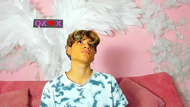 Snapshot of Leo_Glow chatting on 11/29/25, 12:52 Leo Glow online show from 11/29/25, 12:52