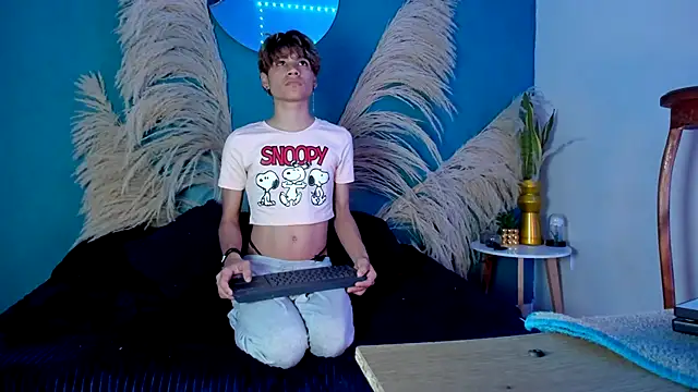 Leo Glow online show from 12/05/25, 01:09