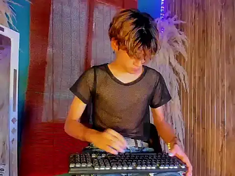 Leo Glow online show from 12/19/25, 12:45