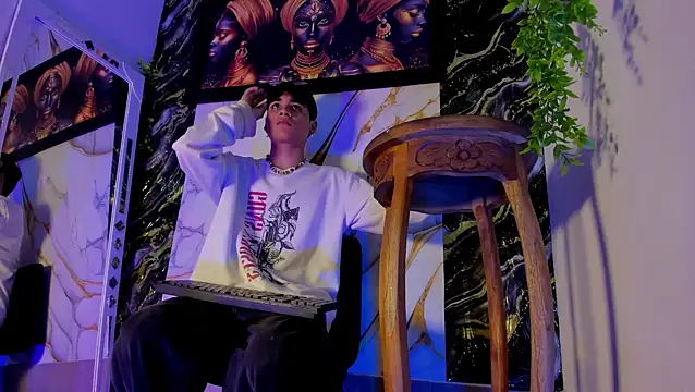 Leo Glow online show from 04/13/26, 02:22