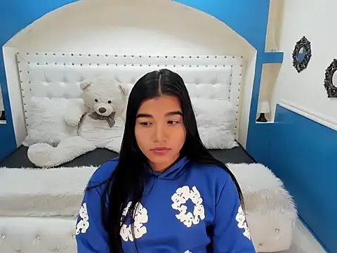 Snapshot of Sheyla_Bell chatting on 10/31/25, 01:45 Sheyla Bell online show from 10/31/25, 01:45