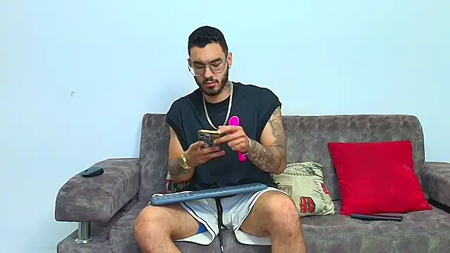 Snapshot of thebadboys05 chatting on 06/19/26, 06:07 thebadboys05 online show from 06/19/26, 06:07