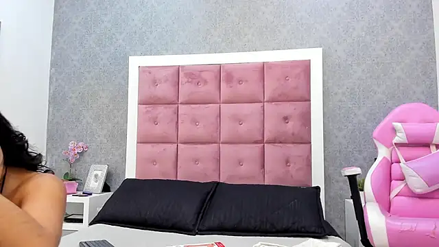 ailenaranda online show from 11/24/25, 12:38