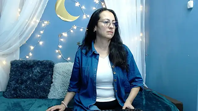 Lauryn Jones online show from 12/18/25, 04:57