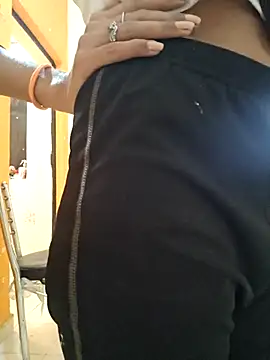 Snapshot of Hot__cute001 chatting on 11/06/25, 10:49 Hot cute001 online show from 11/06/25, 10:49