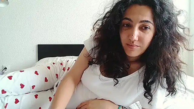 CharmingPearl online show from 11/25/25, 10:15