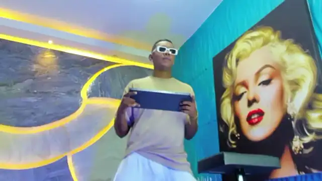 Snapshot of the_hot_boy0 chatting on 11/13/25, 12:15 the hot boy0 online show from 11/13/25, 12:15