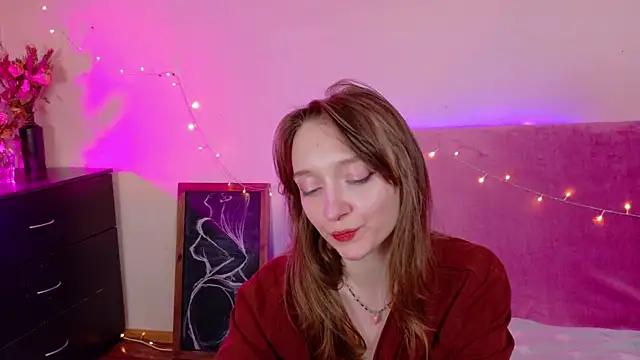 Snapshot of TinyMuse_ chatting on 11/25/25, 02:06 TinyMuse online show from 11/25/25, 02:06