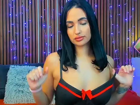 Snapshot of CamillaParis25 chatting on 11/26/25, 02:18 CamillaParis25 online show from 11/26/25, 02:18