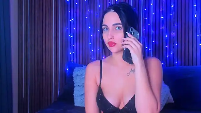 Snapshot of CamillaParis25 chatting on 12/22/25, 05:43 CamillaParis25 online show from 12/22/25, 05:43