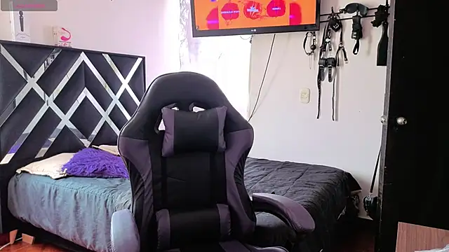 Zooee 01 online show from 12/04/25, 04:05