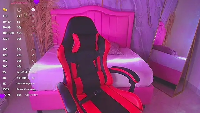 Snapshot of sarahrousse_ chatting on 11/03/25, 07:59 sarahrousse online show from 11/03/25, 07:59