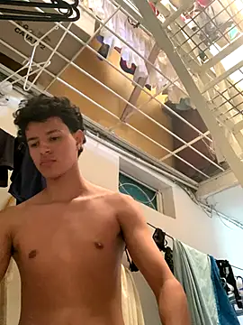 Snapshot of santicastroles chatting on 11/08/25, 05:56 santicastroles online show from 11/08/25, 05:56