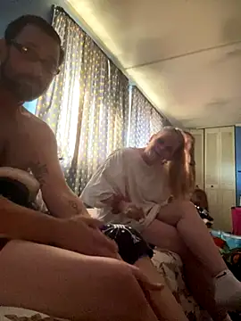 Snapshot of biggdaddyandqueenn chatting on 11/26/25, 06:42 biggdaddyandqueenn online show from 11/26/25, 06:42